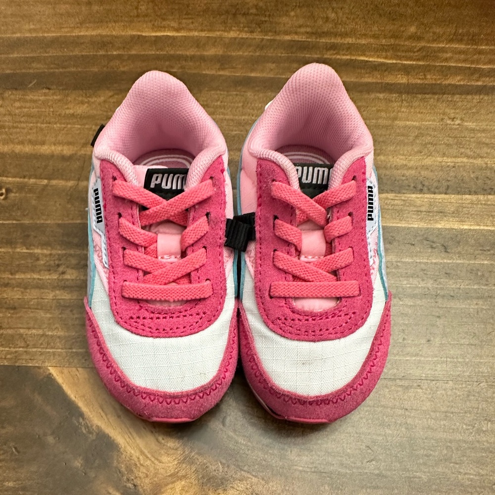 Size 5T toddler pumas NWOT
